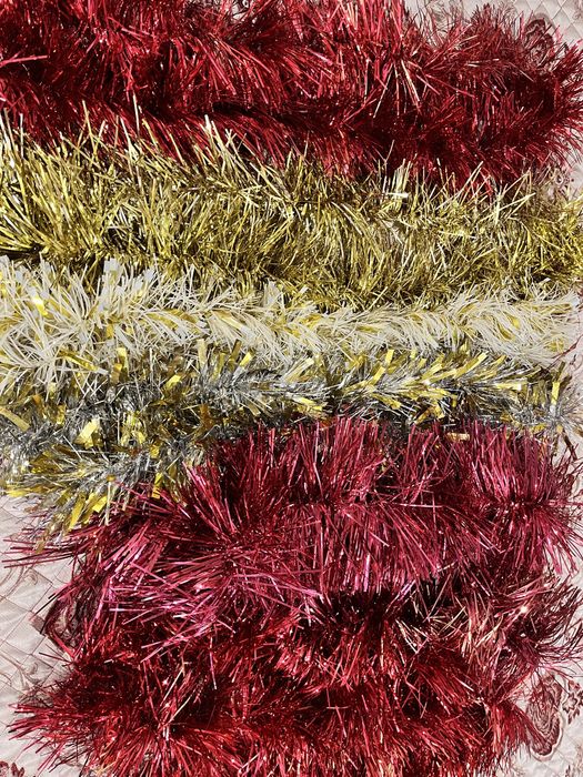 Новогодние игрушки и мишуры