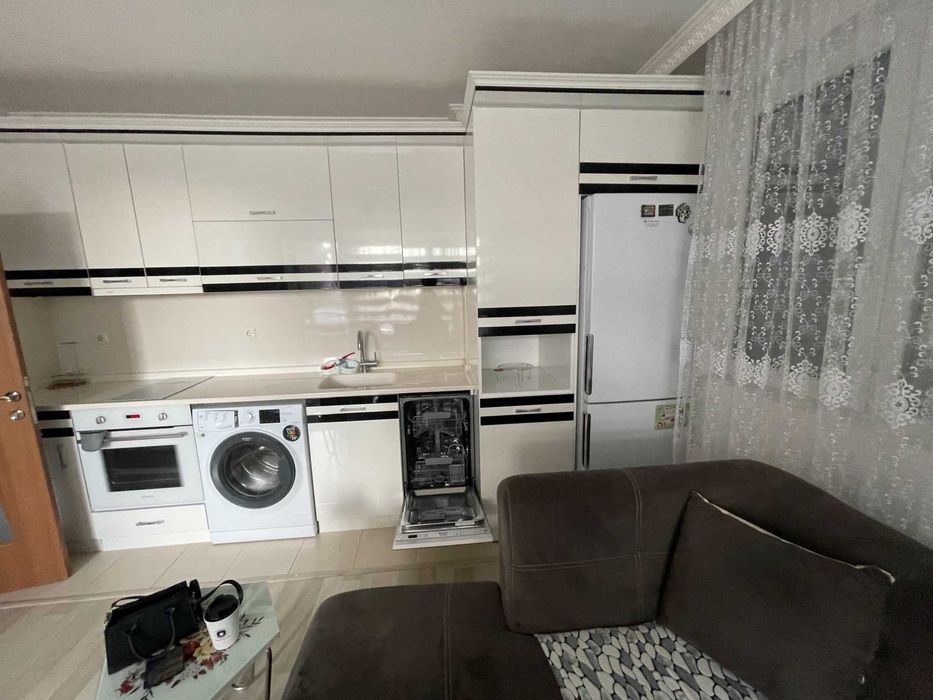 Дава се под наем Тристаен апартамент в Бургас, Славейков - 90 кв.м за 612 € - Снимка #2