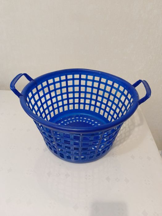 Продам корзину для вещей,,ковшик,щетки,совок