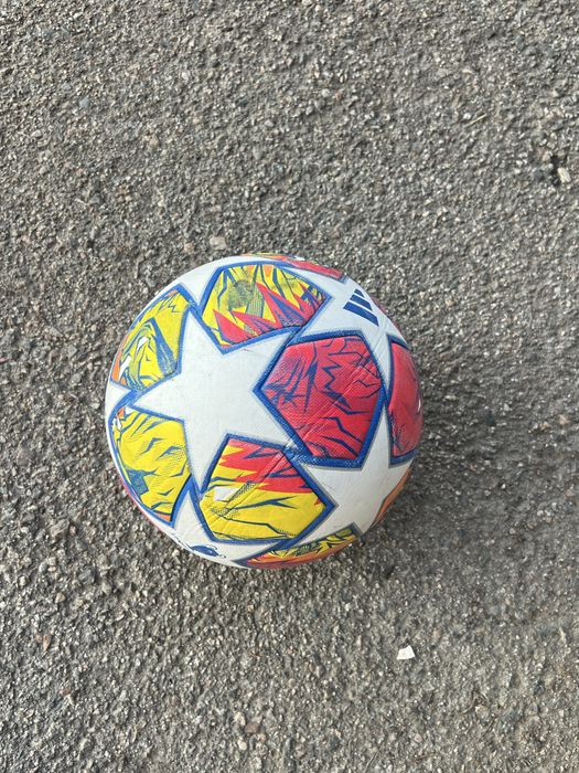 Футбольный мяч..