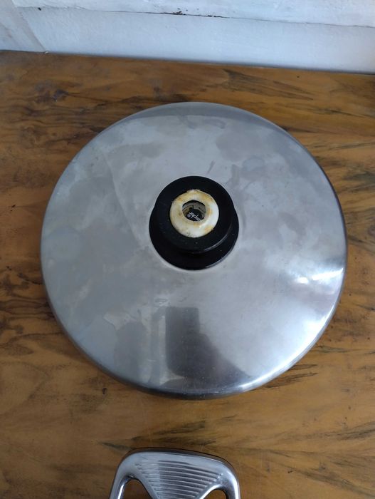 Grill Zepter 30 cm diametru total . si 4 cm adancime .