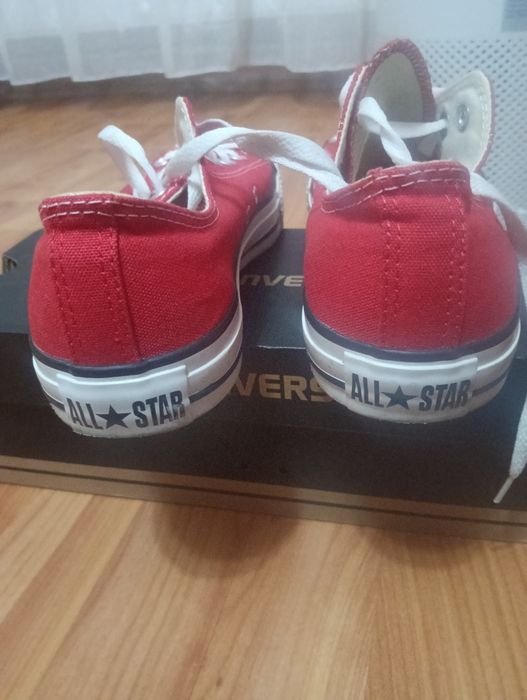 Vând Teniși Converse