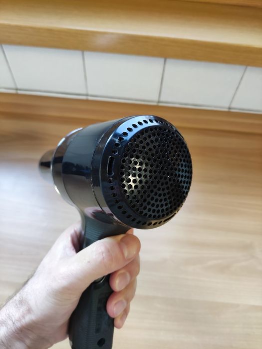 Професионален сешоар 1700 W – много запазен, с накрайници!