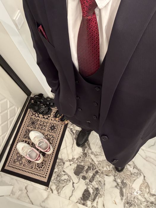 Продаетая Костюм,срочноо