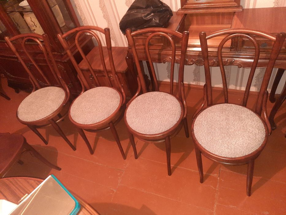 Продаются кресла и стол в национальном стиле.