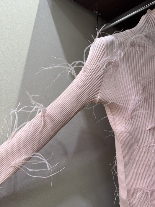 Розовая кофта с перьями