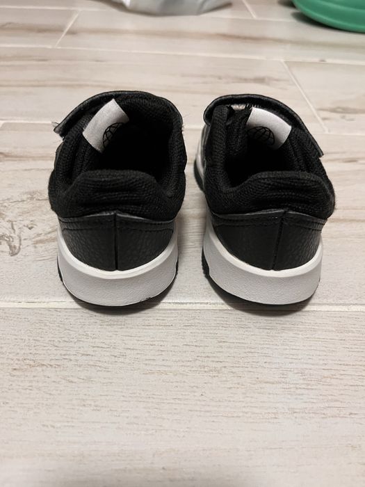 Adidasi  adidas
