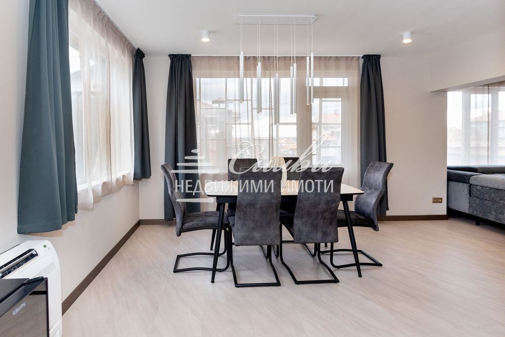 Етаж от къща с ТРИ ГАРАЖА - гр. Велики Преслав!