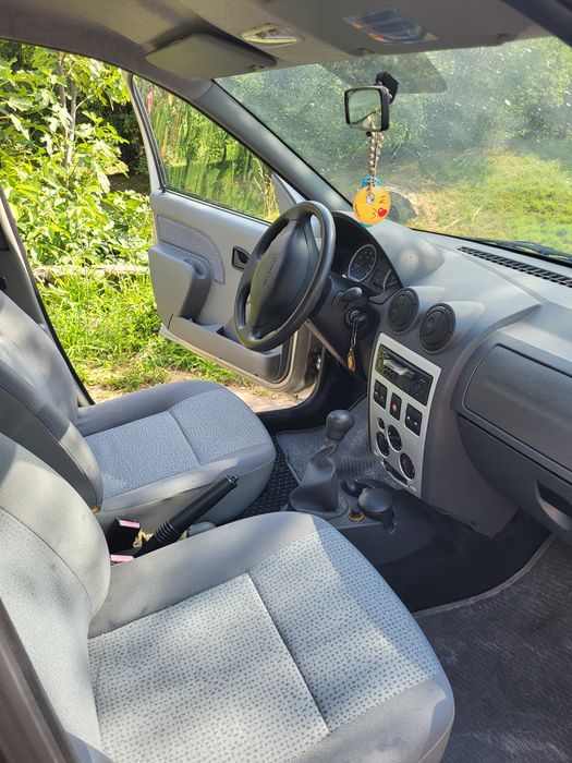 Vând autoturism Logan