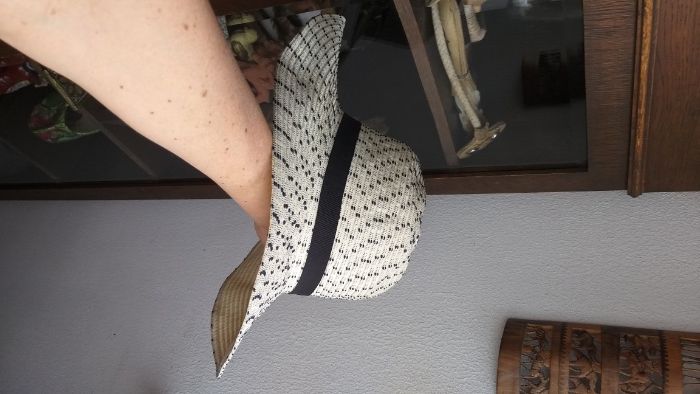 Pălărie fedora cu bentiță neagră, mărime universală.