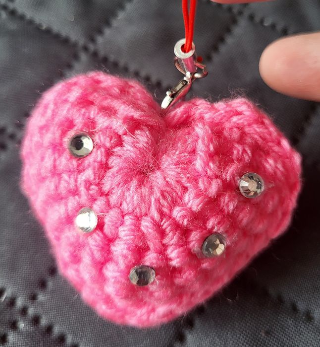 Продам брелки вязанные.