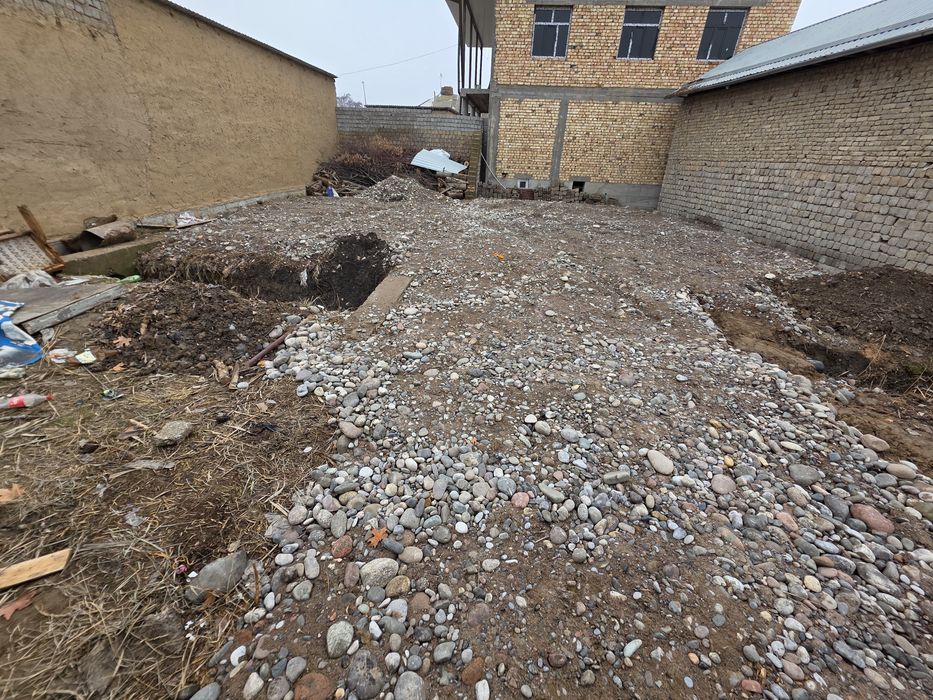 Ер участка сотилади 3 соток зангиота богзор махаллада метрогача 5 км