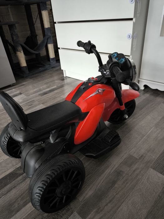 Vând motocicleta electrica cu 3 roti, pentru copii