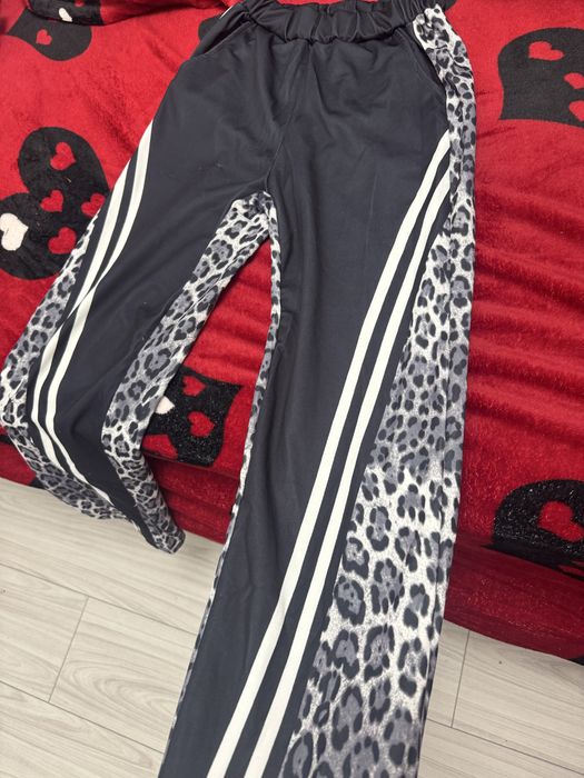 Pantalonii cu leopard pe lateral si la spate
