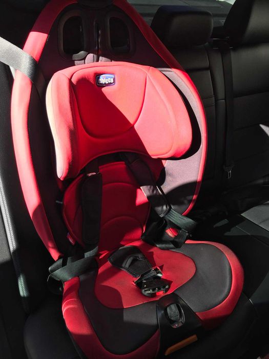 Продавам столче за кола Chicco + подарък седалка