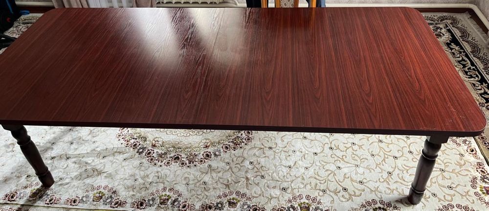 Продам стол для гостиной