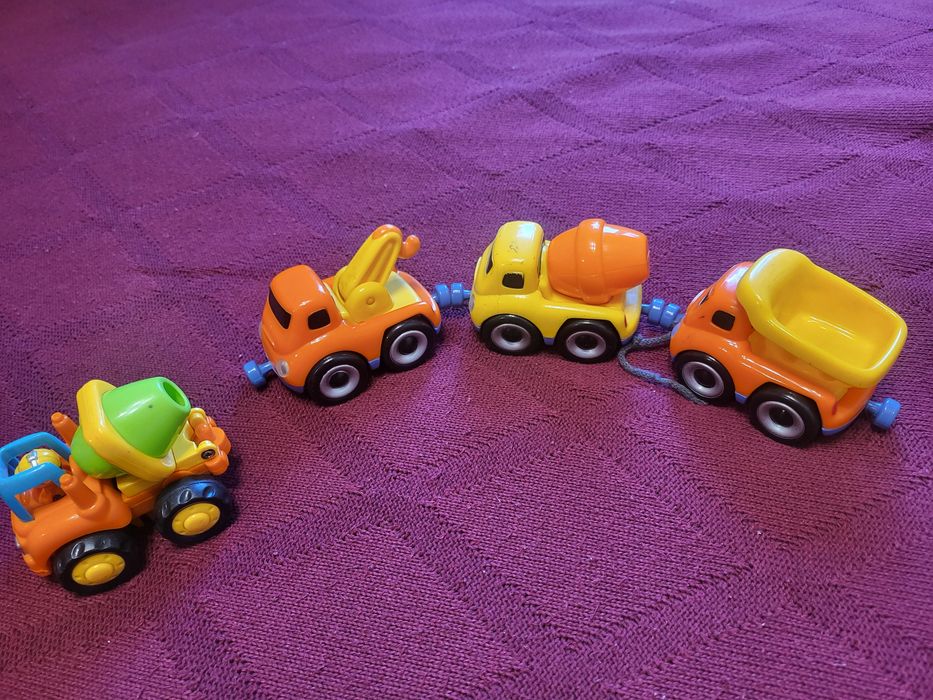 Игрушки,  машинки.