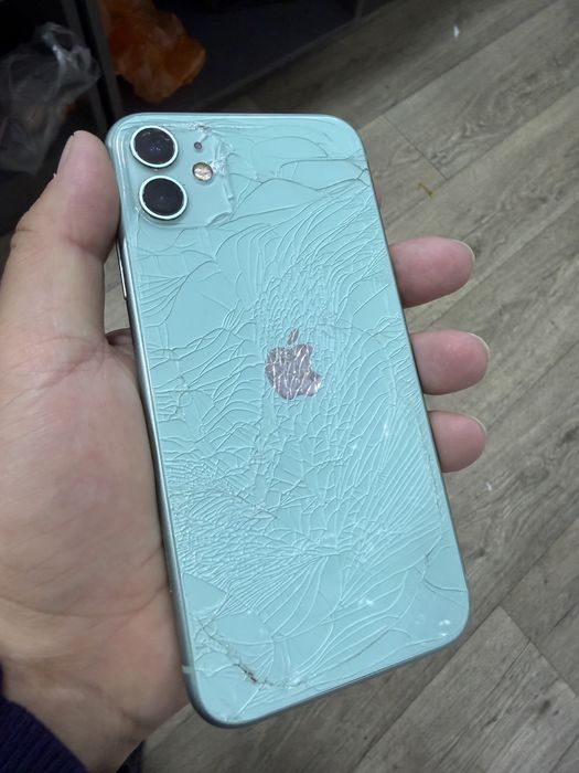 Продам Айфон 11. Кнопка включение не работает.