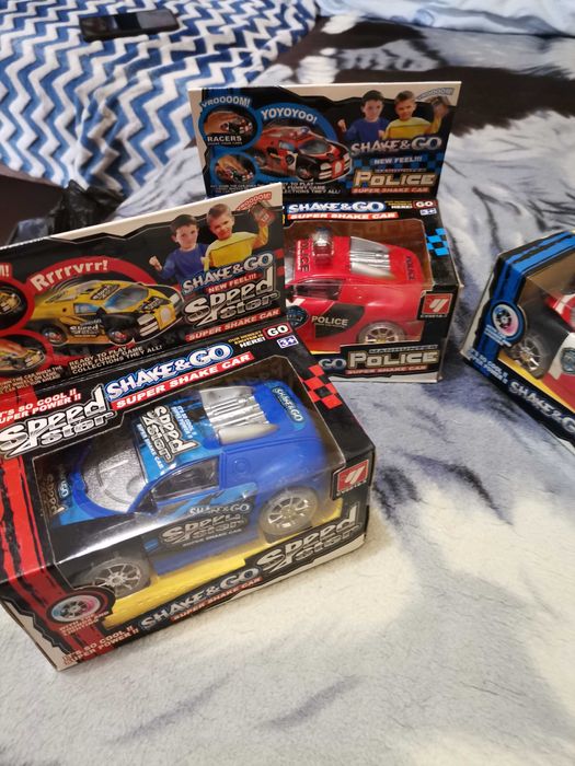 Vînd 12 mașinuți polițe copii