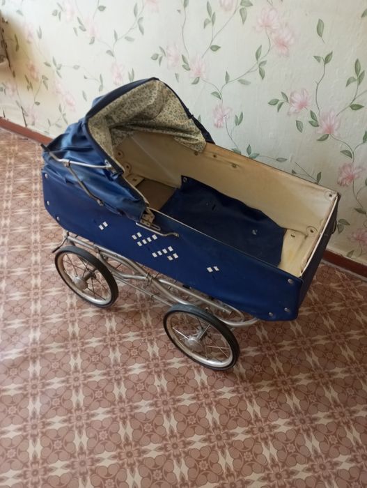 Коляска сотилади