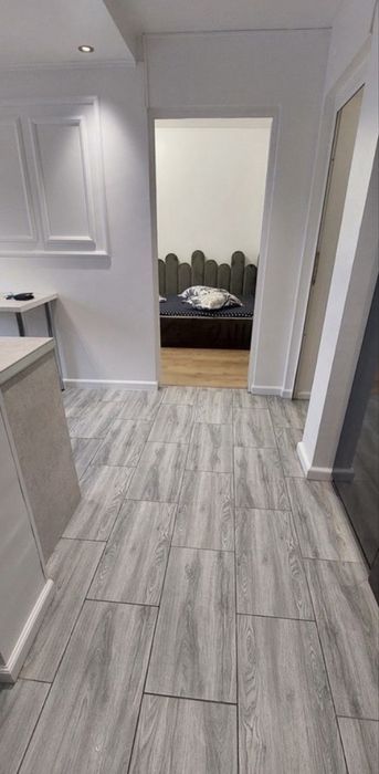 Inchiriez apartament in regim hotelier .