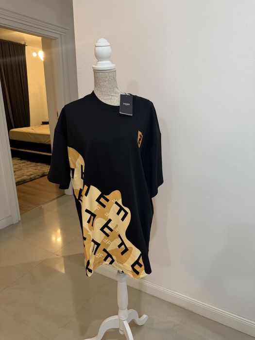 Tricou bărbătesc cu design statement și croială lejeră, perfect pentru un look modern și premium