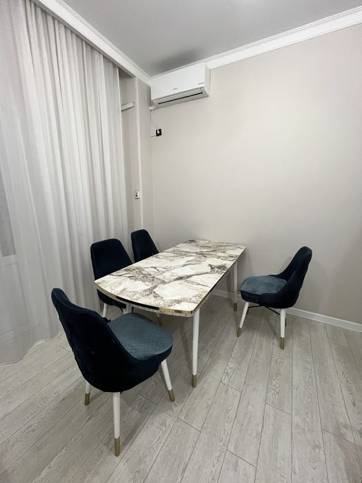 Стол и стулья для кухни