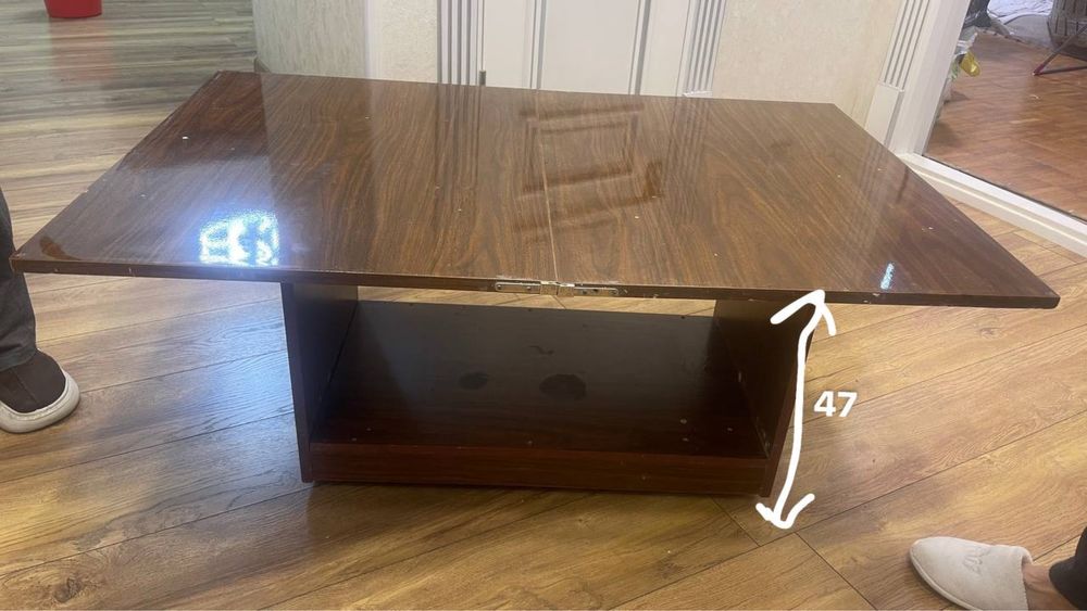 СРОЧНО ПРОДАЕТЬСЯ-Простой раскладной стол, столешница на две части,б/у