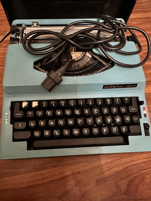 електрическа пишеща машина Хеброс 300.