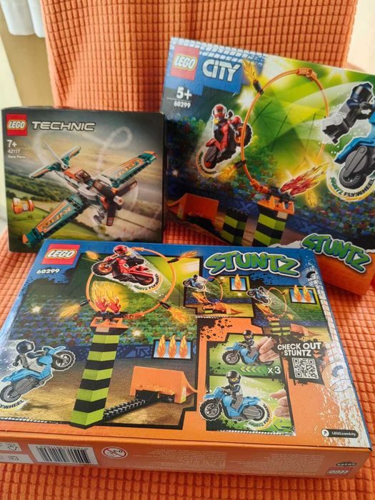 LEGO City Stunt 60299 (Каскадьорско състезание)