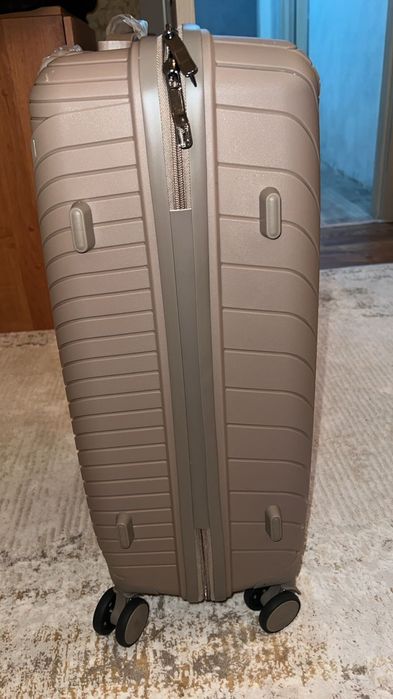 Продам новый чемодан размер М