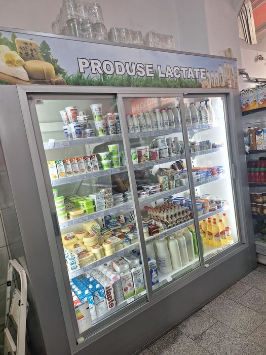 Vând vitrina cu 3 uși.