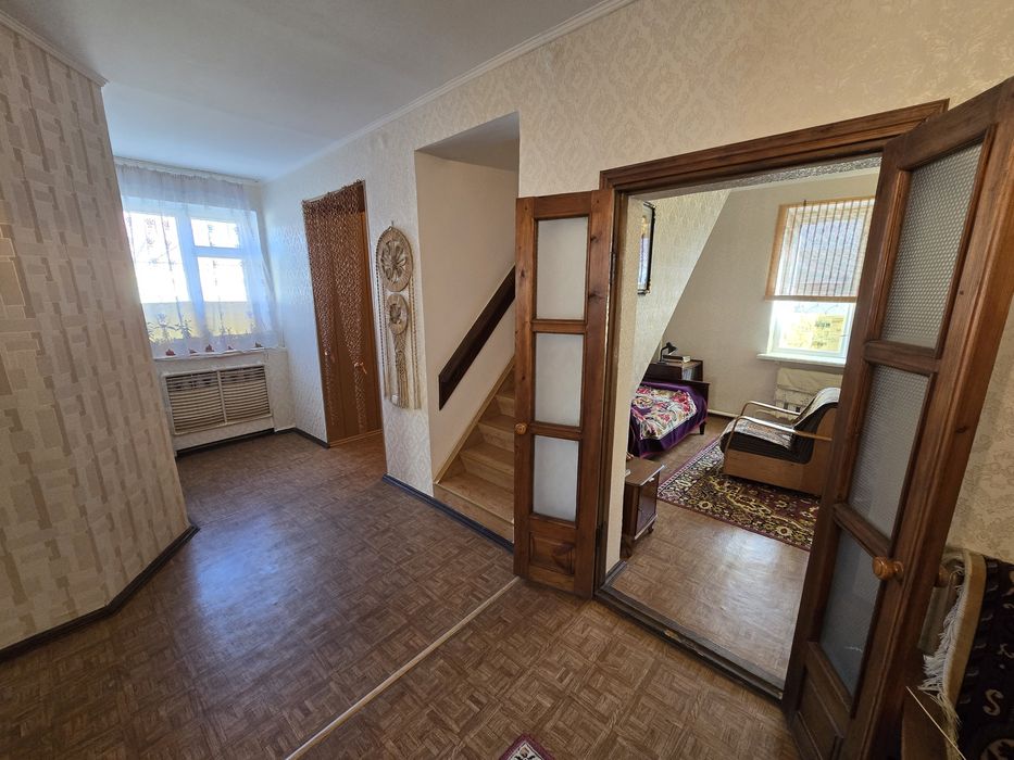 Продаётся 4-комнатный дом в центре города