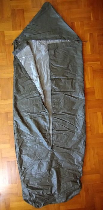 Carinthia 3-сезонен спален чувал с водонепромокаем протектор