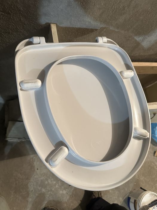Тоалетна седалка – чисто нова, без панти