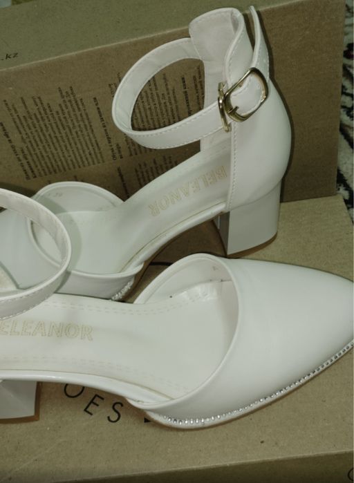 Белые качественные туфли