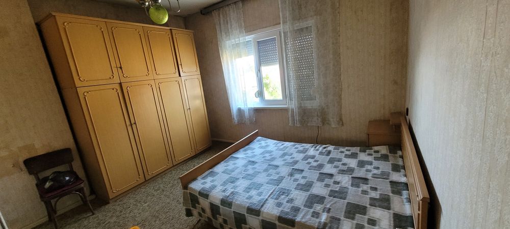 Самостоятелна къща с двор