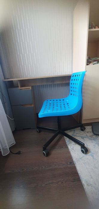 Стол письменный.