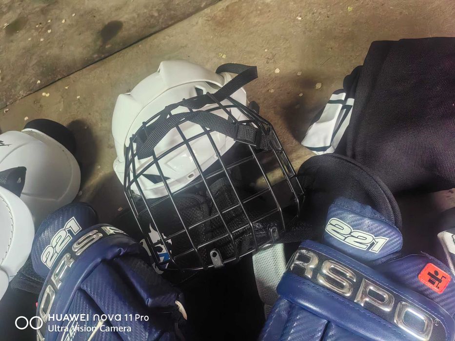 Продам комплект формы для хоккея