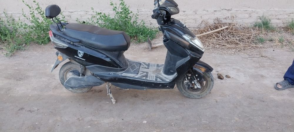 Elktrony skuter sotiladi