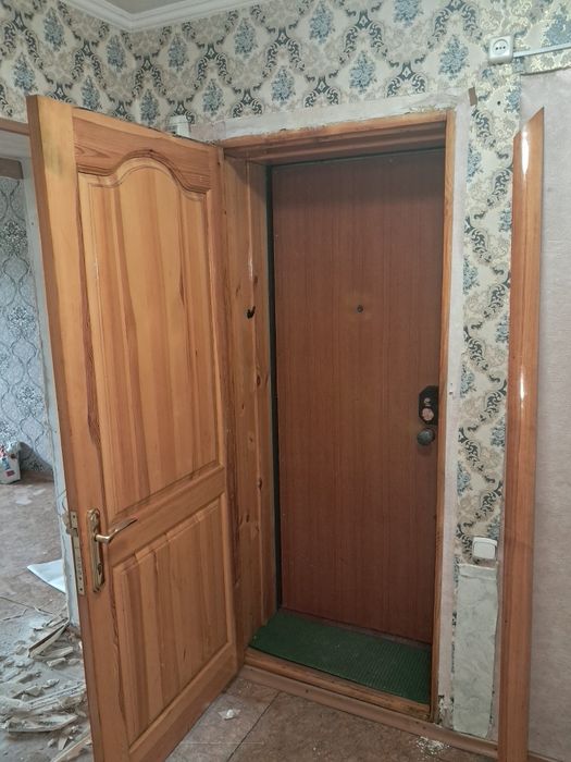 Продам входной дверь деревянный