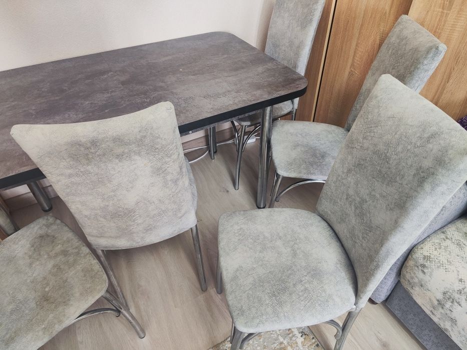 Стол со стульями