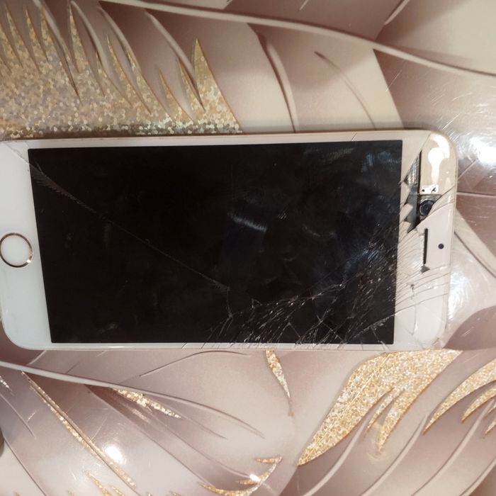 Продам iPhone s .