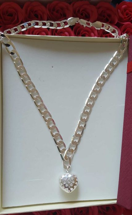 Нов,масивен, сребърен ланец с висулка за дама. В кутия за подарък