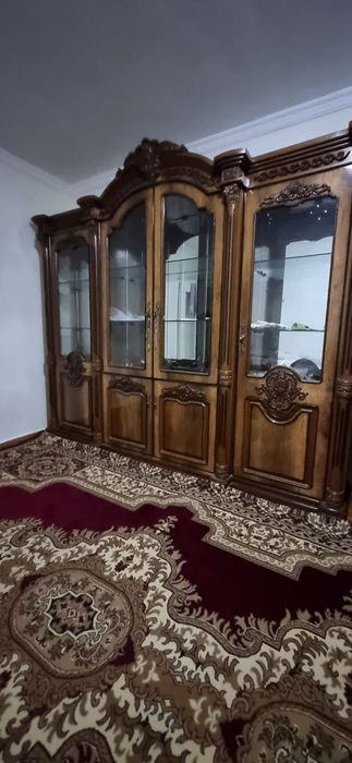 Стенка катта 4та ешикли ичида полкаси ойна ешикларида ойна