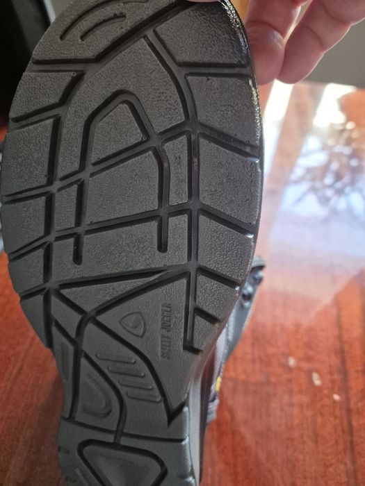 Продам  Демисезонные рабочие ботинки.  Размер  43.