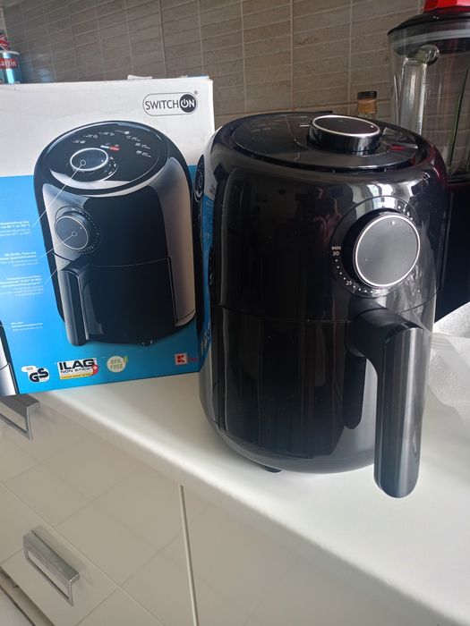 Vând friteuza cu aer cald , produs de calitate superioara,nou nouță.