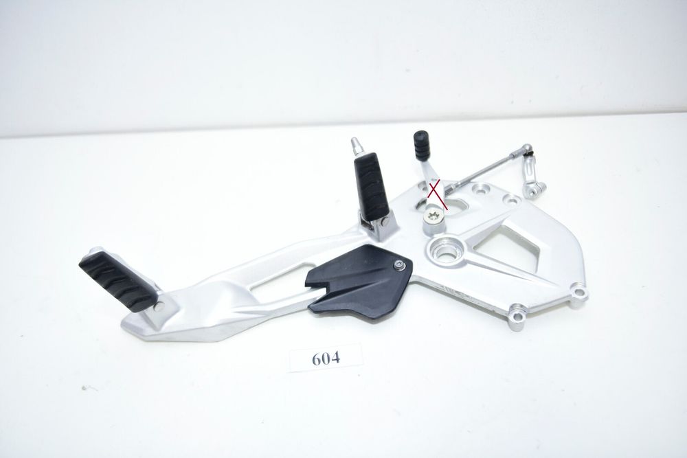 BMW K83 F900R Footrest Hanger stânga 46718404013 suport pentru