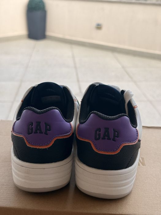 Продавам нови кецове GAP