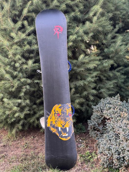 Сноуборд с ботинками.